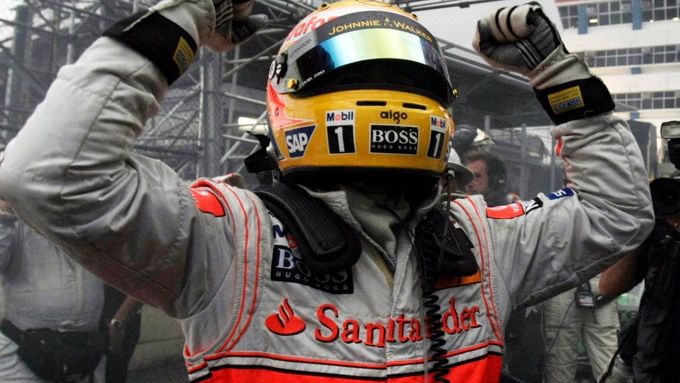 Lewis Hamilton se raduje z vítězství v šampionátu formule 1
