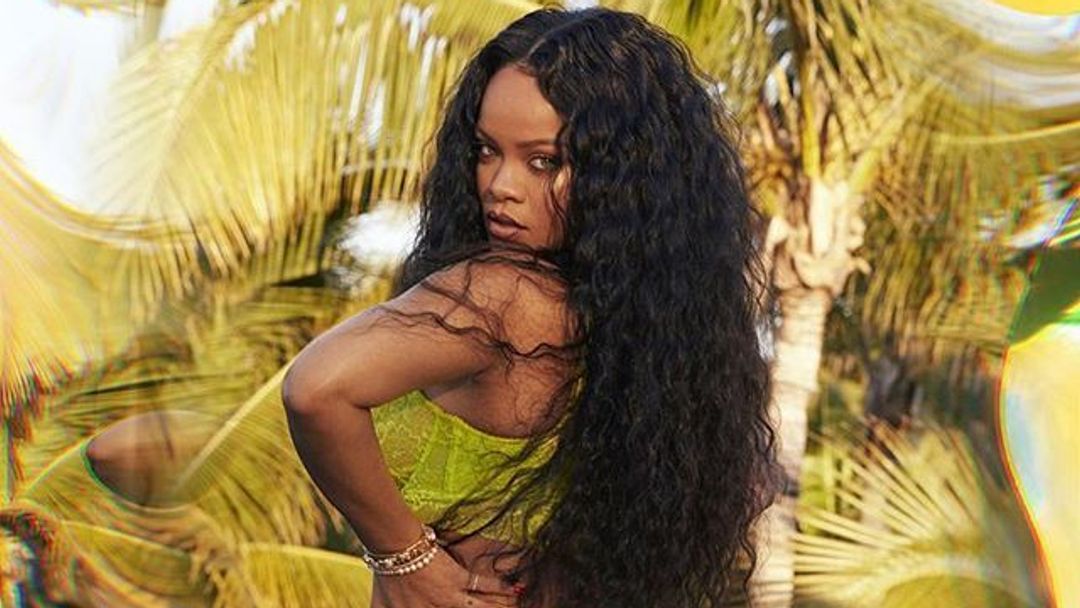 Rihanna se vychloubá svými křivkami. Navrhla prádlo pro zdravě krásné dámy
