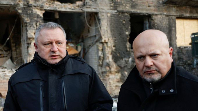 Karim Khan (vpravo) s ukrajinským generálním prokurátorem během návštěvy vybombardovaného ukrajinského města Vyšhorod.
