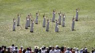 Slavnostní show uvedlo choreograficky zajímavé vystoupení řeckých hereček, oblečených v dobových kostýmech, které napodobovalo starověký rituál zapalování olympijského ohně.