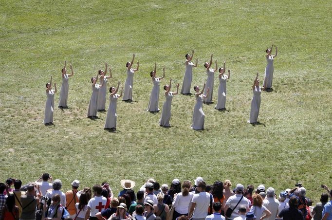 Actresses, playing the role of priestesses, take part in a dress rehearsal for the torch lighting ceremony of the London 2012 Olympic Games at the site of ancient Olympia in Greece May 9, 2012. The official lighting ceremony for the London Games will take place on May 10. REUTERS/Kevin Coombs (GREECE - Tags: SPORT OLYMPICS) Published: Kvě. 9, 2012, 10:21 dop.