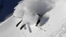 Austrian freeride skier Lukas Ebenbichler skis down in deep powder snow during a freeride skiing tour on Stubaier glacier mountain in Stubai January 7, 2013. Backcountry or freeride skiers ski away from marked slopes with no set course or goals, in untamed snow, generally in remote mountainous areas. Picture taken January 7, 2013. REUTERS/ Dominic Ebenbichler (AUSTRIA - Tags: SPORT SKIING SOCIETY) Published: Led. 21, 2013, 10:19 dop.