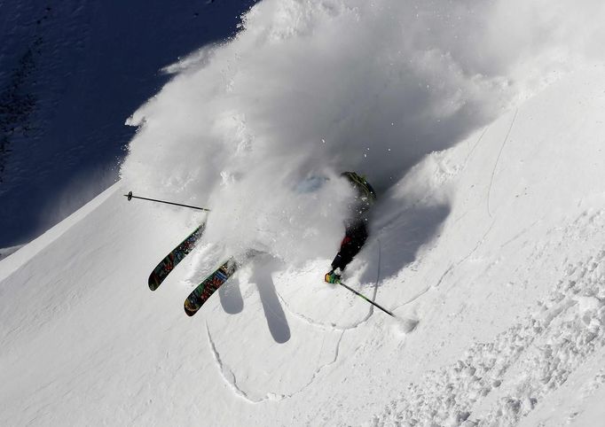 Austrian freeride skier Lukas Ebenbichler skis down in deep powder snow during a freeride skiing tour on Stubaier glacier mountain in Stubai January 7, 2013. Backcountry or freeride skiers ski away from marked slopes with no set course or goals, in untamed snow, generally in remote mountainous areas. Picture taken January 7, 2013. REUTERS/ Dominic Ebenbichler (AUSTRIA - Tags: SPORT SKIING SOCIETY) Published: Led. 21, 2013, 10:19 dop.