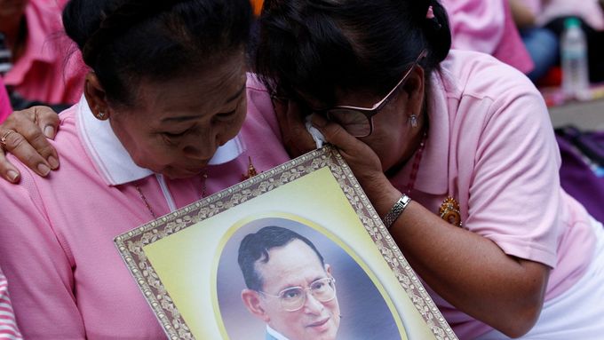 Za zdraví krále se v posledních dnech modlily miliony Thajců.