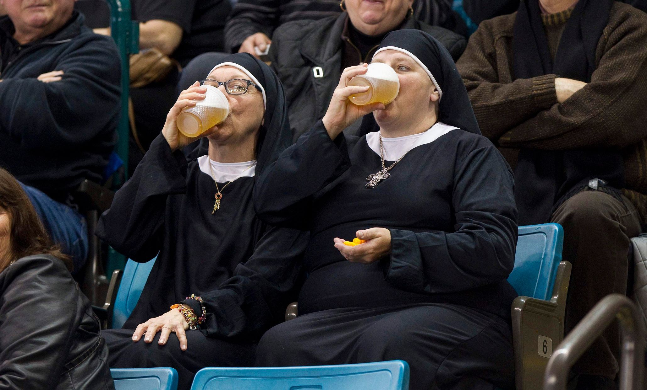 Nejlepší fotky roku 2014: Jeptišky pijí pivo