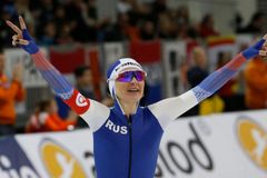 Sáblíková překonala vlastní světový rekord, zlato jí ale senzačně sebrala Ruska