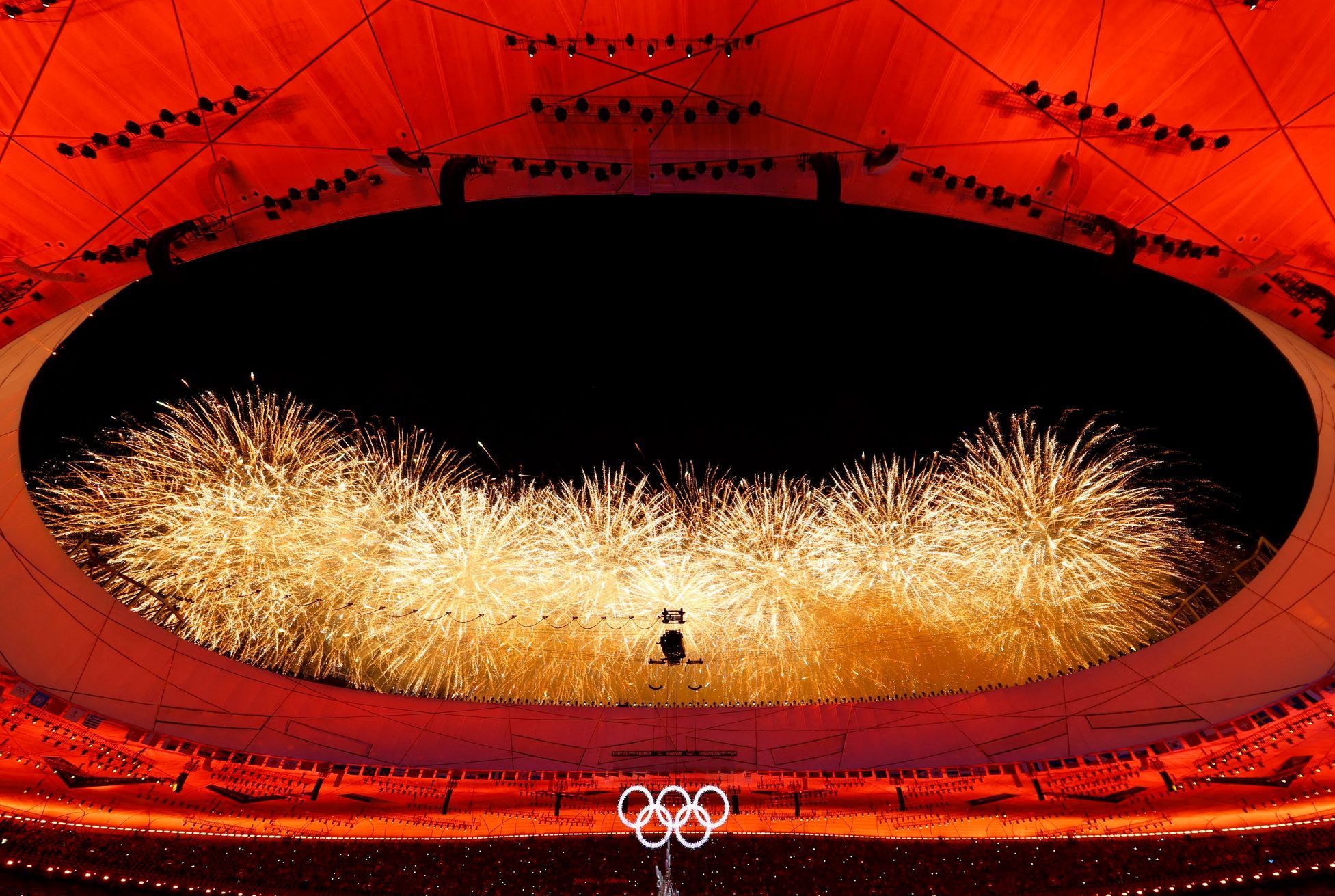 Ohňostroj v rámci slavnostního zakončení ZOH 2022 v Pekingu