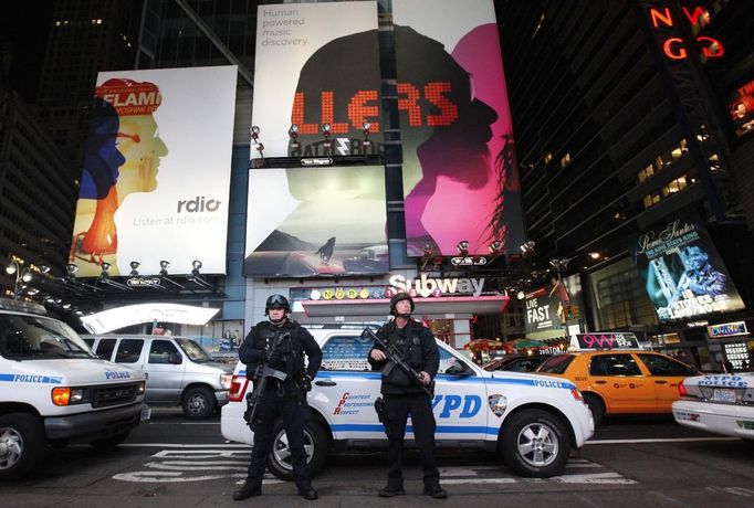 New York City Police officers stand guard outside the Times Square Subway station after the trains had been shut down New York, October 28, 2012. Authorities shut transit systems and ordered some evacuations as tens of millions of people on the East Coast braced for Hurricane Sandy, a gigantic storm forecast to deliver battering winds, dangerous flooding and even heavy snowfall. REUTERS/Brendan McDermid (UNITED STATES - Tags: DISASTER ENVIRONMENT TPX IMAGES OF THE DAY)