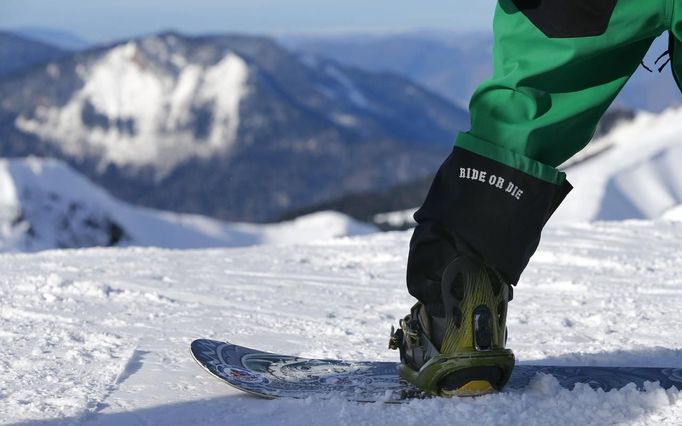 A snowboarder gets ready for a training ride at "Peak Rosa" of Rosa Khutor, a venue for the Sochi 2014 Winter Olympics, near Sochi February 14, 2013. Although many complexes and venues in the Black Sea resort of Sochi mostly resemble building sites that are still under construction, there is nothing to suggest any concern over readiness. Construction will be completed by August 2013 according to organizers. The Sochi 2014 Winter Olympics opens on February 7, 2014. REUTERS/Kai Pfaffenbach (RUSSIA - Tags: BUSINESS CONSTRUCTION CITYSCAPE ENVIRONMENT SPORT OLYMPICS) Published: Úno. 14, 2013, 9:18 dop.