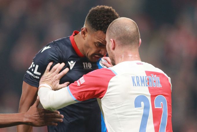 Jean-David Beauguel a Michael Krmenčík v zápase 13. kola F:L Slavia - Plzeň