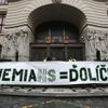 Demonstrace fanoušků Bohemians před magistrátem 31.3. + zastupitelstvo