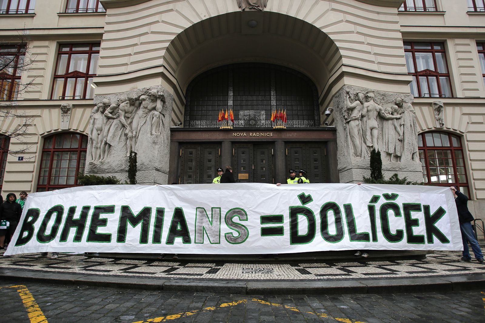 Demonstrace fanoušků Bohemians před magistrátem 31.3. + zastupitelstvo