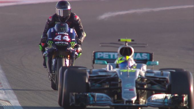 Rossi a Hamilton si vyměnili své úspěšné závodní stroje