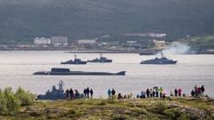 Ruské lodě a ponorky u přístavu Severomorsk.
