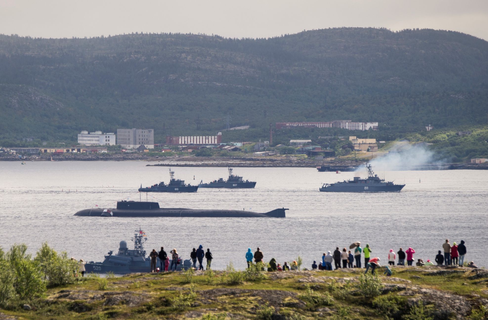 Ruské lodě a ponorky u přístavu Severomorsk.