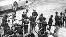 Fotoreprodukce dobového policejního vyšetřovacího spisu k srpnovým událostem v roce 1969.