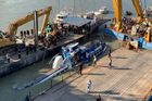 Jeřáb v Budapešti vyzvedává vrak potopené výletní lodi, našli v něm čtyři další těla