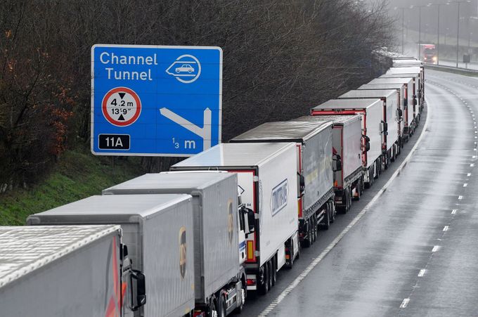 Kolona kamionů před Eurotunelem, který spojuje Velkou Británii s evropskou pevninou.