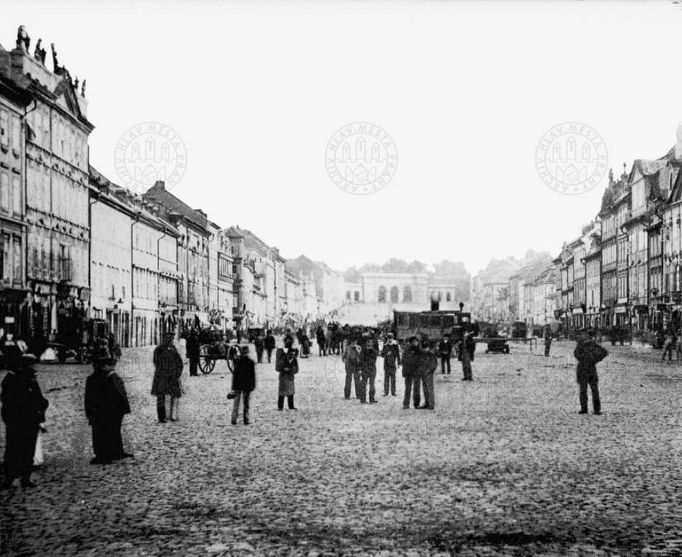 Průhled Václavským náměstím směrem ke Koňské bráně (v pozadí). Cca 1870 - 1911.