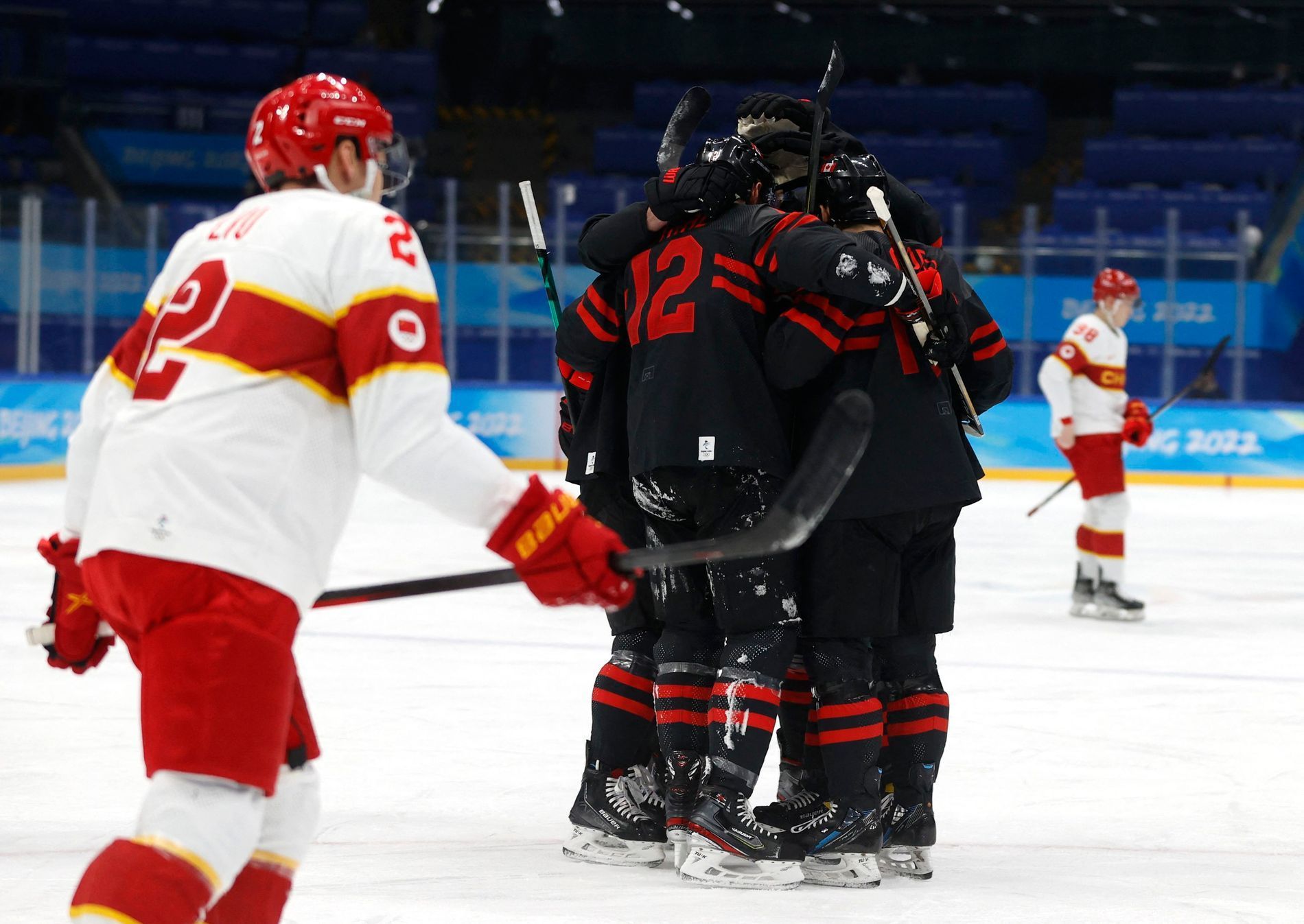 Kanaďané slaví gól v zápase předkola play-off s Čínou na ZOH 2022 v Pekingu