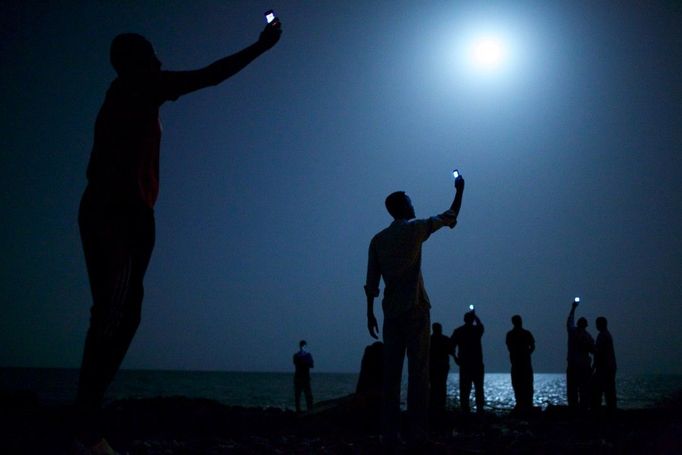 V mezinárodní soutěži World Press Photo za rok 2013 zvítězil snímek amerického fotografa Johna Stanmeyera. Snímek představuje africké migranty na pobřeží města Džibuti, kteří v noci zvedají své telefony ve snaze zachytit levný signál ze sousedního Somálska, ve snaze kontaktovat své příbuzné v zahraničí. Džibuti je společná zastávka pro migranty ze zemí jako je Somálsko, Etiopie a Eritrea na cestě za lepším životem v Evropě a na Středním východě.