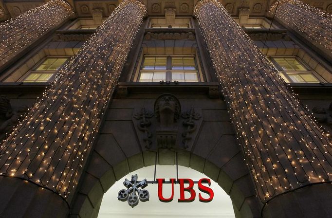 Christmas lights are illuminated at an office building of Swiss bank UBS in Zurich December 4, 2012. U.S. group General Electric wants to sell its Swiss consumer lending business and UBS is a possible bidder in a deal that could be worth up to 1.5 billion Swiss francs ($1.6 billion), sources said on Tuesday. REUTERS/Arnd Wiegmann (SWITZERLAND - Tags: BUSINESS LOGO) Published: Pro. 4, 2012, 5:17 odp.