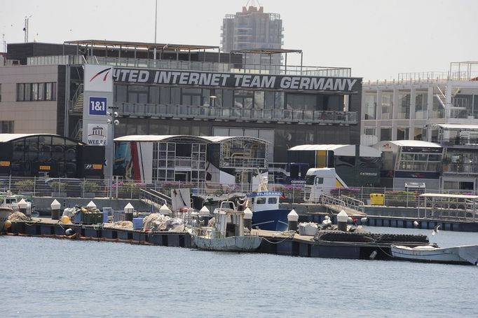 Zázemí závodu formule 1 ve Valencii připomíná ze všeho nejvíc přístav.