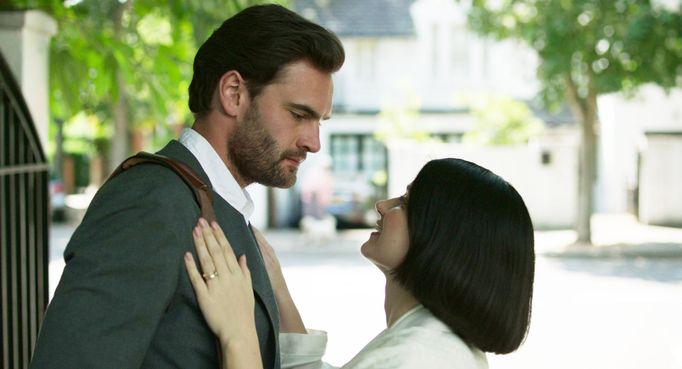 Tom Bateman v roli Davida a Eve Hewsonová jako Adele.