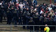 ... soupeřovy příznivce raději oddělovali policejní těžkooděnci.