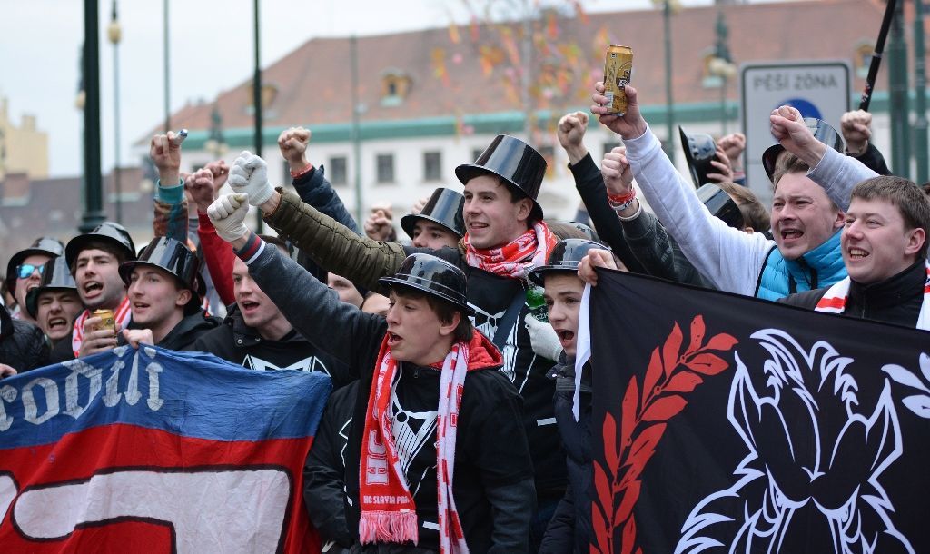 Pochod fanoušků Slavie na 285. derby (pochod gentlemanů)