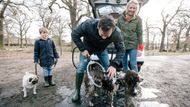 A tak může majitel zabahněného psa po procházce osprchovat a pak sprchu přepnout na fén, který vlhký kožich proudem vzduchu rychle vysuší