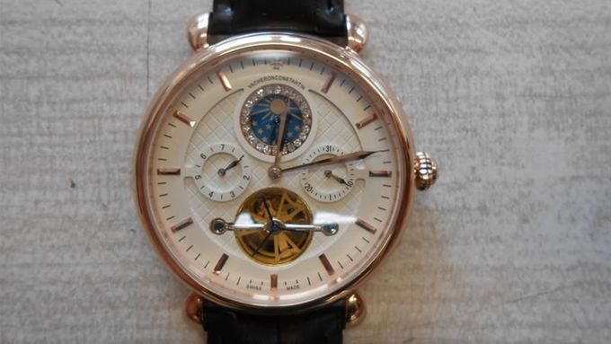Padělané hodinky značky Vacheron Constantin.