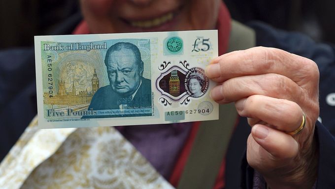 Novou bankovku nezničí ani pračka, Churchilla ochrání plast. Projděte si zajímavosti z peněženek