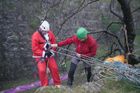 Angličanka Sam Westmacottová se kvůli charitativní sbírce oblékla za Santu a slanila téměř 20 metrů hluboký kaňon v Cheddar Gorge v Somersetu.