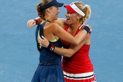 Babosová slaví po rozchodu s Hlaváčkovou grandslamový titul ve čtyřhře