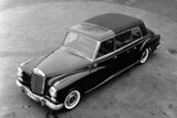 V roce 1960 se ve vatikánské garáži objevil novější typ 300d, v Německu přezdívaný podle nejznámějšího uživatele "Adenauer".