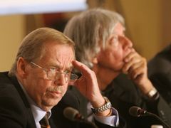 Václav Havel a André Glucksmann na závěru pracovní části desáté konference Fórum 2000.