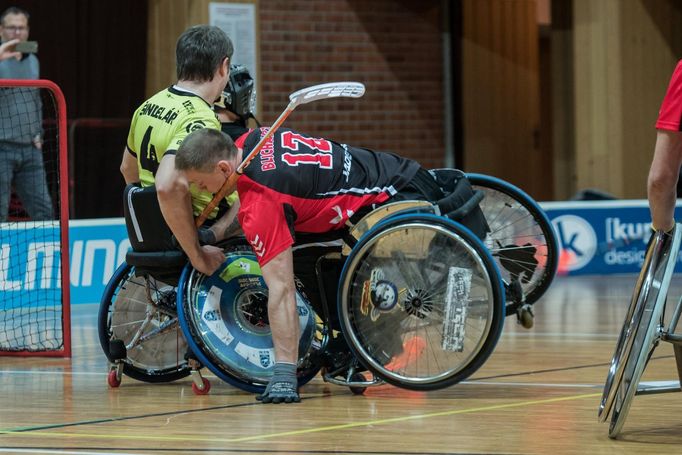 Poziční boj před brankou ve kterém má navrch František Šindelář