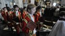 Members of the choir leave following the service of thanksgiving for the Diamond Jubilee of Queen Elizabeth at St Paul's Cathedral in London June 5, 2012. REUTERS/Tim Ireland/POOL (BRITAIN - Tags: ROYALS ENTERTAINMENT) Published: Čer. 5, 2012, 1:34 odp.