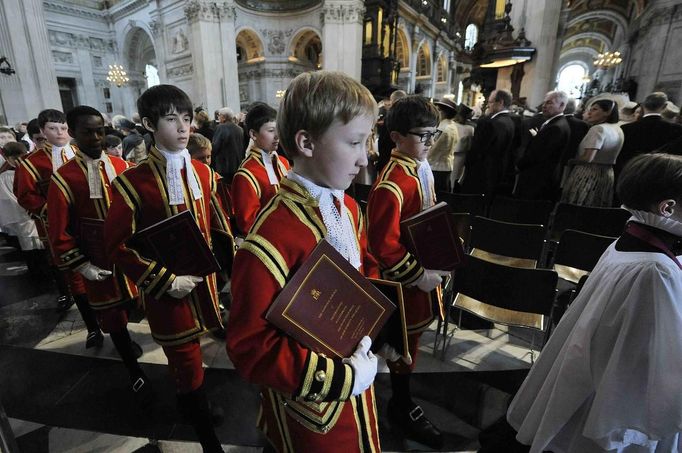 Members of the choir leave following the service of thanksgiving for the Diamond Jubilee of Queen Elizabeth at St Paul's Cathedral in London June 5, 2012. REUTERS/Tim Ireland/POOL (BRITAIN - Tags: ROYALS ENTERTAINMENT) Published: Čer. 5, 2012, 1:34 odp.