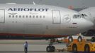 An Aeroflot Airbus A330 plane heading to the Cuban capital Havana is taxied at Moscow's Sheremetyevo airport June 27, 2013. A Russian passenger plane left Moscow for Havana on Thursday without any sign of former U.S. spy agency contractor Edward Snowden on board, witnesses said. REUTERS/Alexander Demianchuk (RUSSIA - Tags: POLITICS SOCIETY TRANSPORT) Published: Čer. 27, 2013, 11:24 dop.