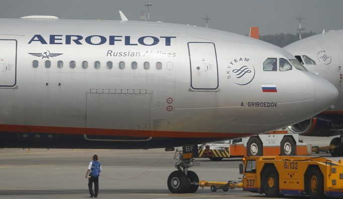 An Aeroflot Airbus A330 plane heading to the Cuban capital Havana is taxied at Moscow's Sheremetyevo airport June 27, 2013. A Russian passenger plane left Moscow for Havana on Thursday without any sign of former U.S. spy agency contractor Edward Snowden on board, witnesses said. REUTERS/Alexander Demianchuk (RUSSIA - Tags: POLITICS SOCIETY TRANSPORT) Published: Čer. 27, 2013, 11:24 dop.