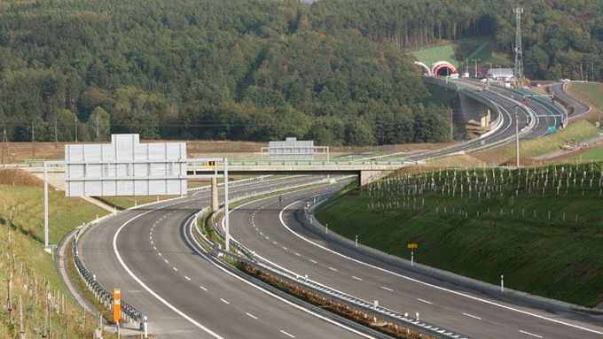 Vetší část nového dálničního úseku v krajině - most přes řeku Úhlavu a tunel pod vrchem Valík. Radost pohledět.