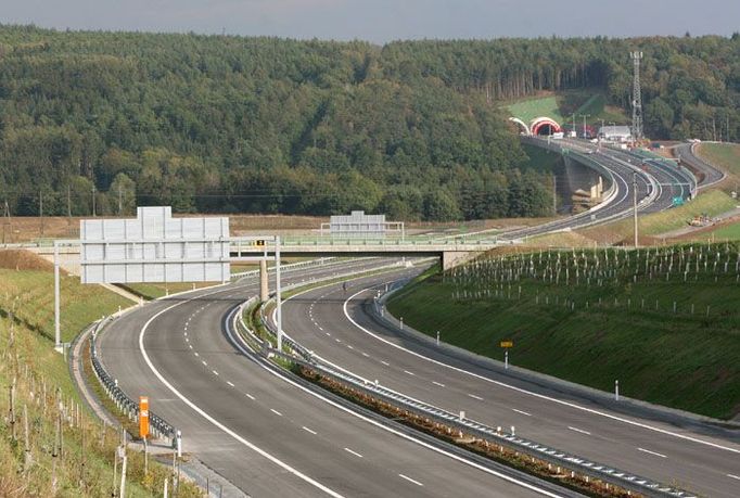 Vetší část nového dálničního úseku v krajině - most přes řeku Úhlavu a tunel pod vrchem Valík. Radost pohledět.