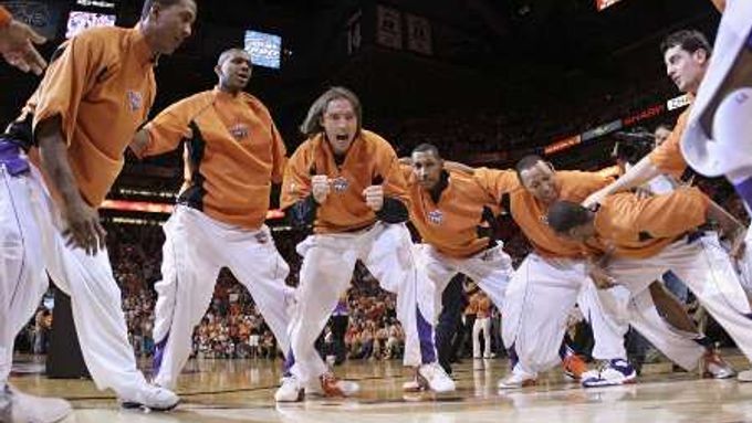 Basketbalisté Phoenixu před zápasem s Los Angeles Clippers.