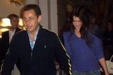 Sarkozy s přítelkyní Bruniovou opouštějí hotel v Luxoru. Kancelář prezidenta se odmítla k výletu jakkoli vyjádřit s tím, že jde o Sarkozyho soukromou záležitost.