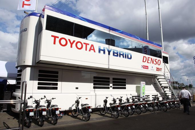 Toyota si nechce nechat ujít primát nejlepší světové hybridní automobilky světa, proto se po dlouhých letech vrátila do Le Mans.