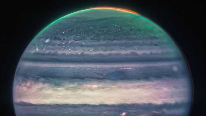 Fotografie Jupiteru z teleskopu Jamese Webba.