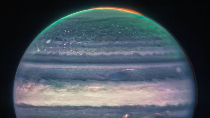 Zuřící bouře a polární záře. Teleskop Jamese Webba zachytil Jupiter; Zdroj foto: NASA