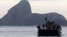 The World Youth Day cross arrives on a Brazilian Navy boat in Icarai beach in Niteroi near Rio de Janeiro May 19, 2013. Pope Francis will travel to Brazil on his first international trip as pontiff in July. The main purpose of the trip is for the pope to preside at the Catholic Church's World Day of Youth. The pope's participation in World Youth Day events starts on the evening of July 25 in Rio's famed Copacabana Beach area and culminates with a huge open-air Mass in the Guaratiba area of the city on July 28. The Sugar Loaf is seen on background. REUTERS/Ricardo Moraes (BRAZIL - Tags: RELIGION SOCIETY) Published: Kvě. 19, 2013, 10:06 odp.